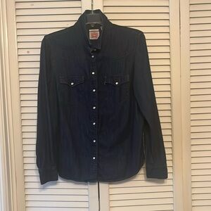 COPY - A vintage Levi’s women’s sz Lg, navy denim shirt